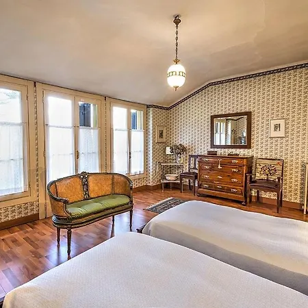 Sleeps 21 With Pool And Air Con