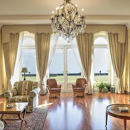 Sleeps 21 With Pool And Air Con *