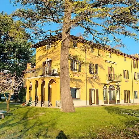 Sleeps 21 With Pool And Air Con
